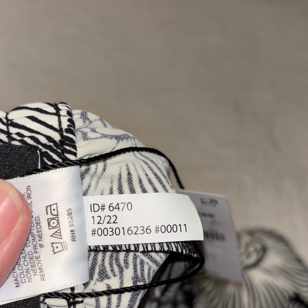 Express Black and White Floral Flowy Shorts with Pockets 🤩 - Picture 9 of 10